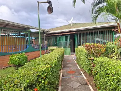 Casa estratégicamente ubicada con amplio terreno y potencial de inversión en Herradura 3