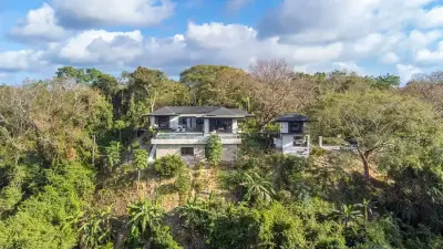Modern Luxury Villa with Infinity Pool & Panoramic Jungle Views in Pérez Zeledón 2