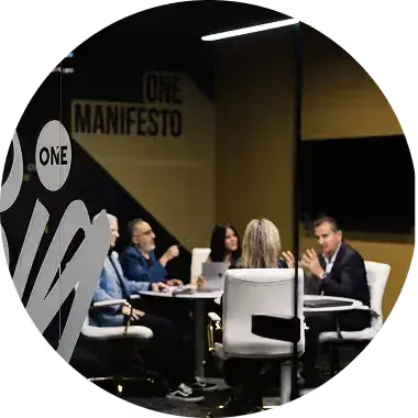 Un professionnel de Realty ONE Group faisant croître son entreprise