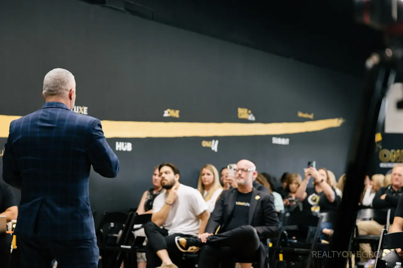 Des professionnels de Realty ONE Group qui apprennent ensemble