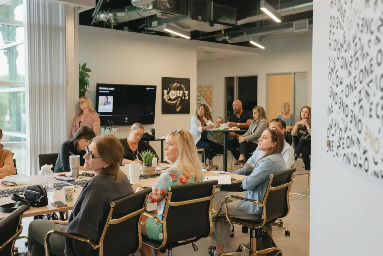 Un professionnel de Realty ONE Group qui donne un élan à sa carrière