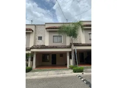 À VENDRE : Maison en copropriété dans le secteur de Río Oro, à Santa Ana Hills