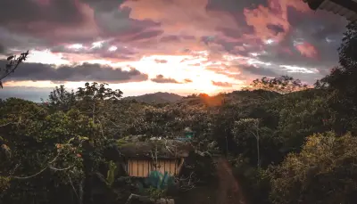 Éco-retraite durable dans la jungle avec vue sur l'océan et la vallée 4