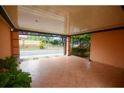 Superbe maison à vendre à Jaco Town 2