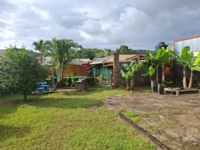 Maison stratégiquement située avec grand terrain et potentiel d'investissement à Herradura 2