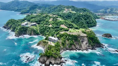 Propriété architecturale spectaculaire au bord de l'océan avec piscine à débordement et vues panoramiques sur le Pacifique 3