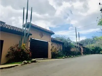 Magnifique maison de 4 chambres à San Antonio de Escazú avec jardins luxuriants et vue sur les montagnes 4