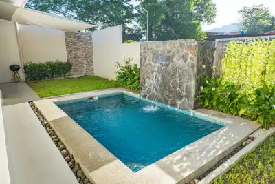 Villa d'Investissement : 2 Maisons + Piscine Privée | À Quelques Minutes de la Plage Blanca, Jacó 4