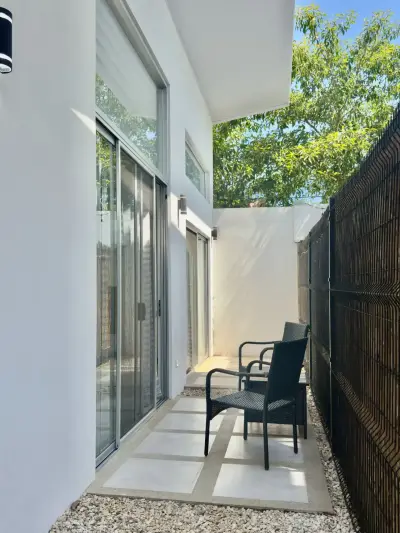 Découvrez la vie moderne à Jacó : Élégante maison de 2 chambres dans la communauté fermée Hacienda Verde 5