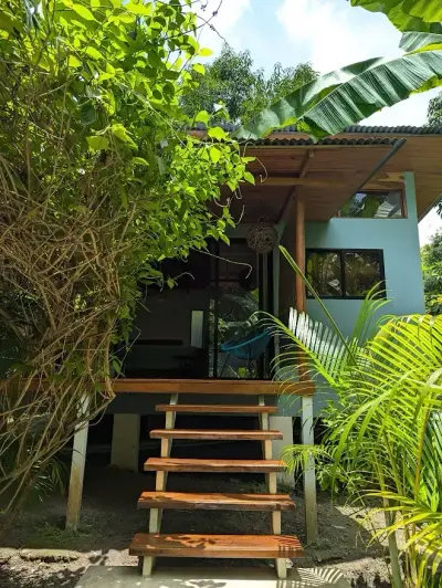 Auberge de jeunesse avec 4 bungalows, 2 duplex, piscine, à distance de marche de la plage à Santa Teresa 4