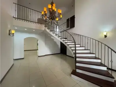 À Vendre : Maison d'investissement dans un <b>communauté fermée exclusive</b> à Santa Ana