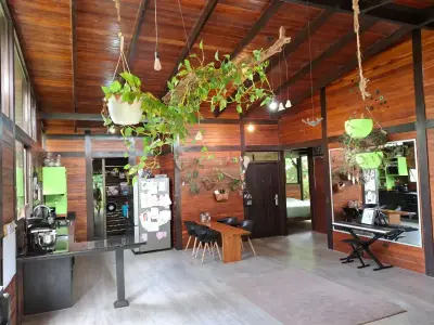 Retraite Éco-Domaine Bijagual : Vie Durable avec Maisons d'Invités, Accès Rivière et Jardins Luxuriants 4