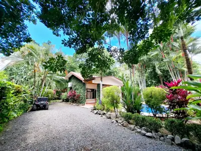 House surrounded by nature in Las Monas, Jacó / private pool