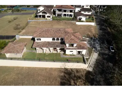 À Vendre : Résidence de Luxe Exclusive dans une Communauté Fermée – Santa Ana 1