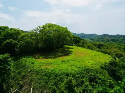 Propriété avec vue sur l'océan et la montagne près de Santa Teresa, avec une plateforme de construction impressionnante entourée par la jungle 1