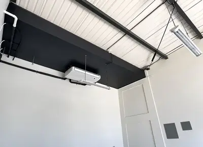 À VENDRE / Local commercial moderne à Jacó avec façade vitrée et stationnement exclusif 2