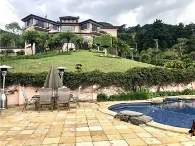 Magnifique maison de 4 chambres à San Antonio de Escazú avec jardins luxuriants et vue sur les montagnes 2