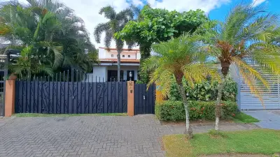 Maison détachée 4 chambres avec grand jardin à proximité du centre-ville de Jacó 3