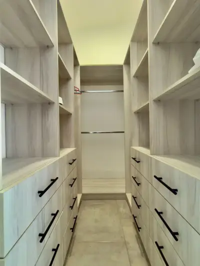 Découvrez la vie moderne à Jacó : Élégante maison de 2 chambres dans la communauté fermée Hacienda Verde 4