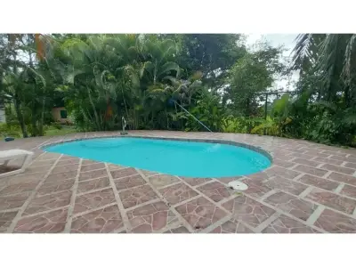 Belle maison dans une communauté fermée à Playa Azul 3
