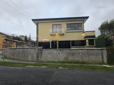 Élégante maison familiale avec grand patio et vues verdoyantes à San Ramón de La Unión 2