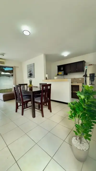 Charmante maison de 3 chambres dans une communauté fermée à Herradura avec des commodités de style complexe hôtelier. 3