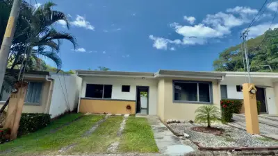 Charmante maison de 3 chambres dans une communauté fermée à Herradura avec des commodités de style complexe hôtelier. 2