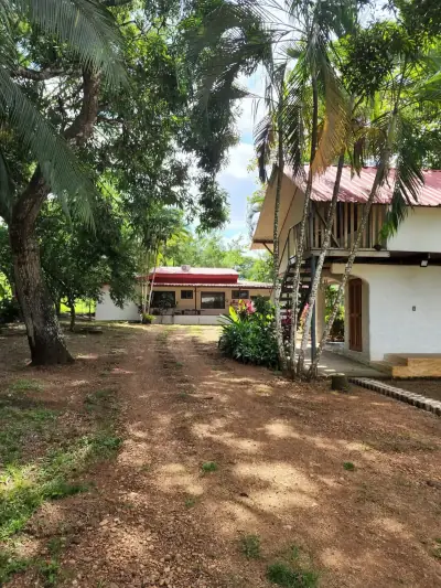 Opportunité d'investissement à Playa Tambor, Puntarenas : Maison, appartement, piscine et vaste terrain 1