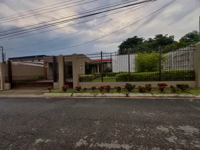 Maison moderne à La Garita – Residencial El Bosque 1