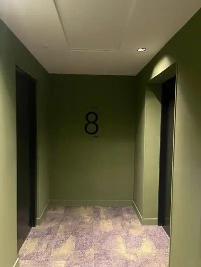Appartement moderne avec vue panoramique sur la ville et accès à une piscine sur le toit 4