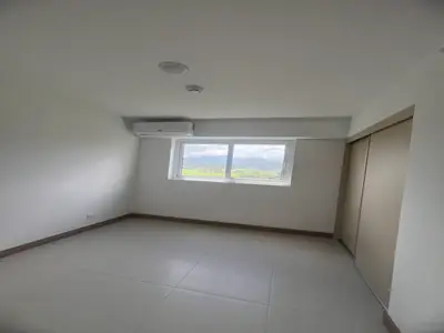 Élégant appartement de 3 chambres à Jacó avec balcon et vue sur la verdure 2