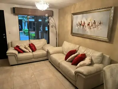 Santa Ana : Mais. en rangée 3 chambres, communauté privée – À louer ! 2