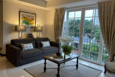 Appartement luxueux de 2 chambres avec vue sur la ville et commodités haut de gamme à Escazú 1