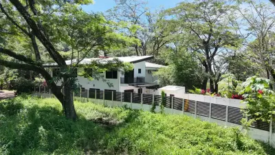 Magnifique maison de 4 chambres avec vue sur les montagnes à Playa Hermosa 1