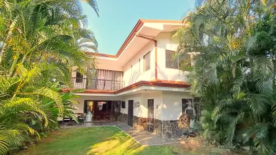 Maison détachée 4 chambres avec grand jardin à proximité du centre-ville de Jacó 5