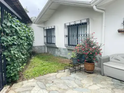 Maison individuelle de plain-pied, entièrement meublée, à vendre