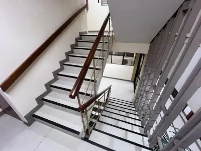 Bâtiment rénové, idéal pour usage commercial ou institutionnel 1