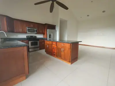 Penthouse exclusif à louer à Bello Horizonte, Escazú, avec vues panoramiques 3