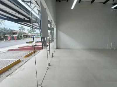 Espace commercial/de bureau flambant neuf dans un emplacement privilégié à Jacó 2