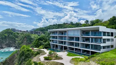 Propriété architecturale spectaculaire au bord de l'océan avec piscine à débordement et vues panoramiques sur le Pacifique 2
