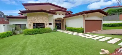 Maison de Luxe à Heredia : Design Moderne, Jardin Spacieux et Finitions Haut de Gamme 2