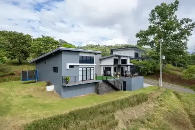 Superbe maison moderne sur flanc de colline dans le domaine fermé Hacienda Natura, Naranjo, Alajuela 1