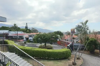 Propriété polyvalente de 10 chambres à louer, idéal pour le commerce ou la résidence, dans le secteur métropolitain de San José 3