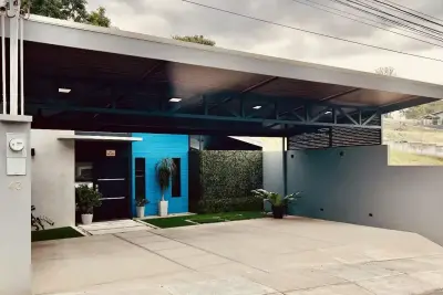 Maison moderne neuve à Grecia, Alajuela : Oasis avec piscine privée et spa 1