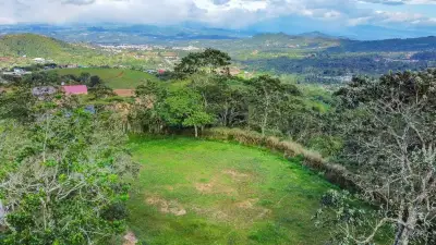 Vaste terrain de 2500 m² à Santiago, San Ramón, Costa Rica 2