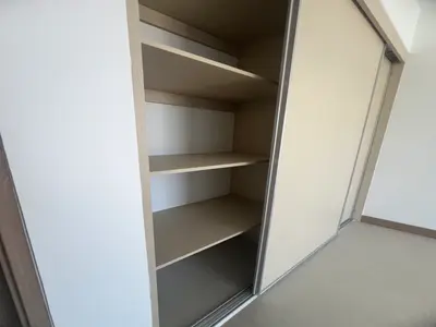 Élégant appartement de 3 chambres à Jacó avec balcon et vue sur la verdure 5