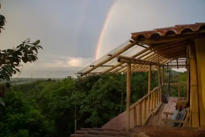 Éco-retraite durable dans la jungle avec vue sur l'océan et la vallée 3