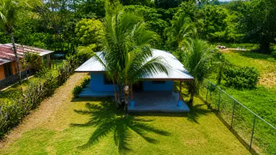 House in Quebrada Amarilla with Lush Garden and Patio