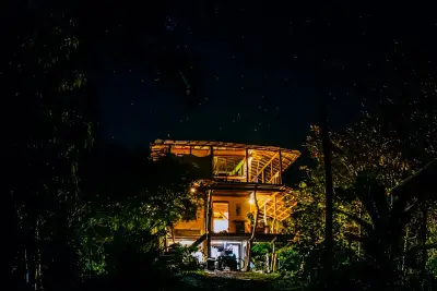 Éco-retraite durable dans la jungle avec vue sur l'océan et la vallée 2