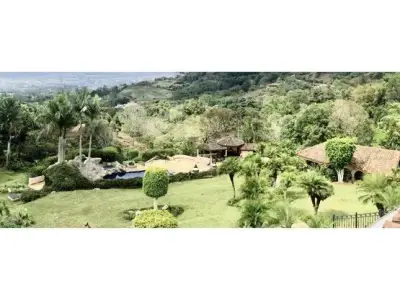 Magnifique maison de 4 chambres à San Antonio de Escazú avec jardins luxuriants et vue sur les montagnes 1